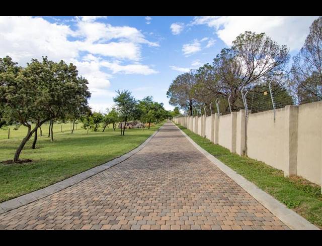 LAND FOR SALE IN KYALAMI AH